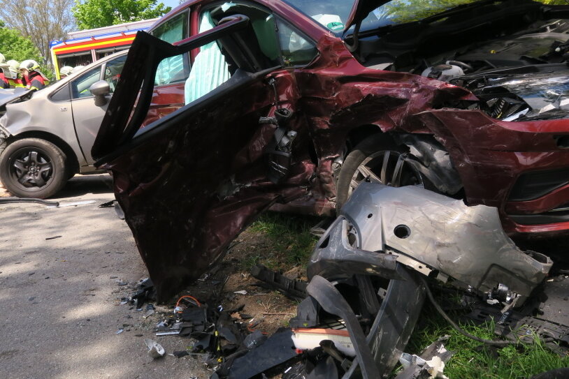 Zwei Schwerverletzte bei Autounfall in Grünhain-Beierfeld - 