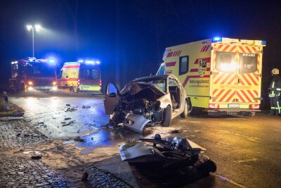 Zwei Schwerverletzte bei Kollision in Dittmannsdorf - Unfallfahrer flüchtet - 