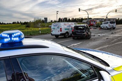 Zwei Schwerverletzte bei Unfall auf Autobahnzubringer in Treuen - Ein schwerer Unfall ereignete sich auf dem Autobahnzubringer in Treuen.
