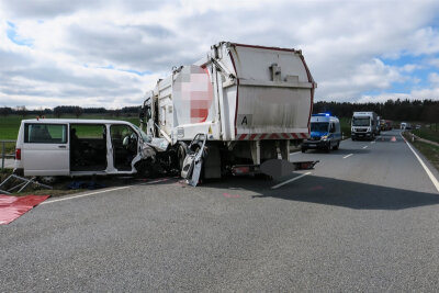 Zwei Schwerverletzte bei Unfall auf S 282 - Der Transporter und der Lkw stießen auf der S 282 in Höhe des Kirchberger Ortsteil Wolfersgrün zusammen.