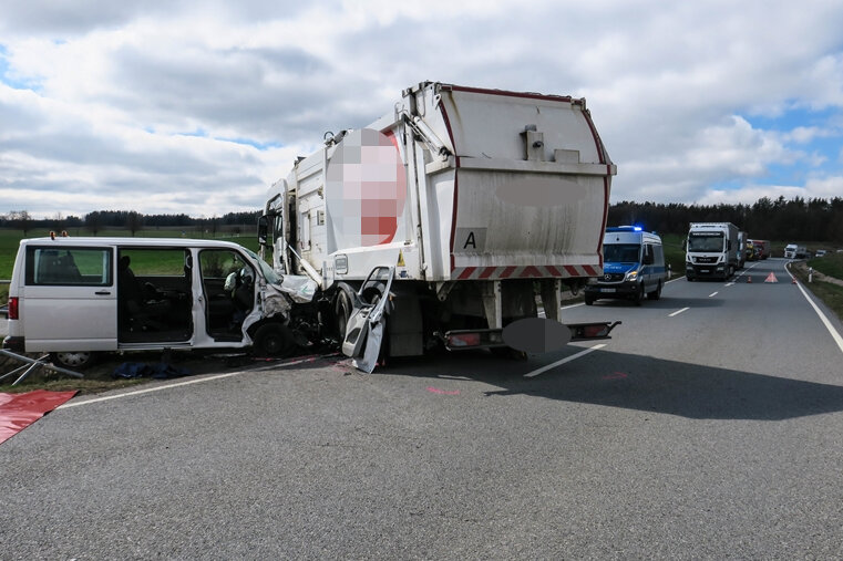 Zwei Schwerverletzte bei Unfall auf S 282 - Der Transporter und der Lkw stießen auf der S 282 in Höhe des Kirchberger Ortsteil Wolfersgrün zusammen.