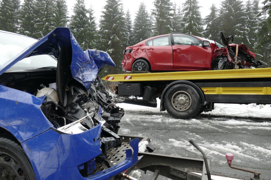 Zwei Schwerverletzte bei Unfall auf S278 zwischen Schnarrtanne und Schönheide - 