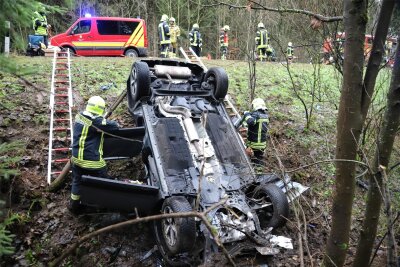 Zwei Schwerverletzte bei Unfall bei Eibenstock - Bei dem Unfall überschlug sich das Auto und landete auf dem Dach.