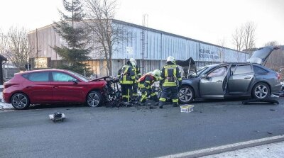 Zwei Schwerverletzte bei Unfall in Schlettau - Zwei Autos sind am späten Montagnachmittag in Schlettau zusammengestoßen