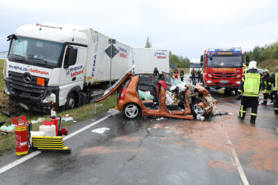 Zwei Schwerverletzte bei Unfall in Siebenlehn - Rettungshubschrauber im Einsatz - 