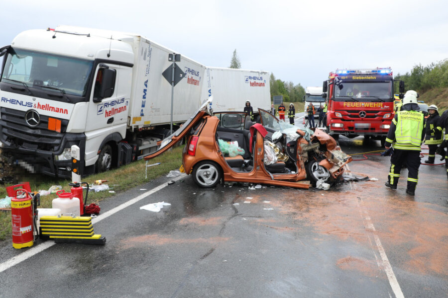 Zwei Schwerverletzte bei Unfall in Siebenlehn - Rettungshubschrauber im Einsatz - 