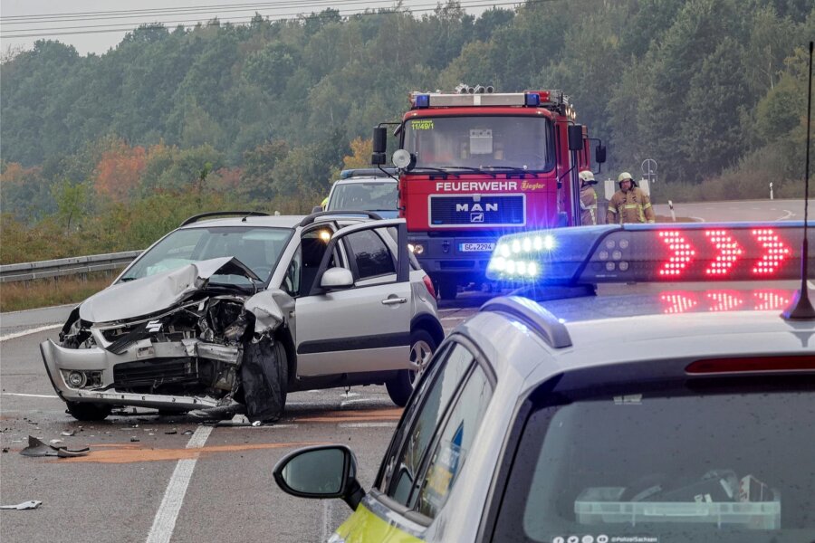 Zwei Schwerverletzte bei Verkehrsunfall an der A72 in Röhrsdorf - Bei einem Unfall an der Anschlussstelle Röhrsdorf wurden am Freitagmorgen zwei Autofahrer schwer verletzt.