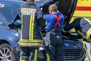 Die Feuerwehr Zwönitz sicherte die Unfallstelle und klemmte bei den Unfallfahrzeugen die Batterien ab. 