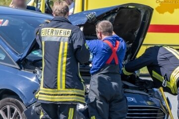Zwei Schwerverletzte durch Verkehrsunfall - Die Feuerwehr Zwönitz sicherte die Unfallstelle und klemmte bei den Unfallfahrzeugen die Batterien ab. 