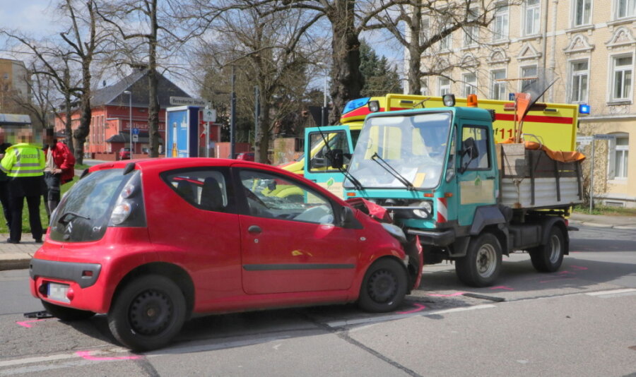 Zwei Schwerverletzte nach Unfall auf der Bernsdorfer Straße