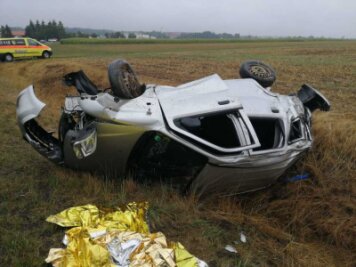 Zwei Schwerverletzte nach Unfall bei Großvoigtsberg - Zwei Schwerverletzte sind am Sonntagnachmittag nach einem Unfall auf der B 101 bei Großvoigtsberg ins Krankenhaus gebracht worden. 