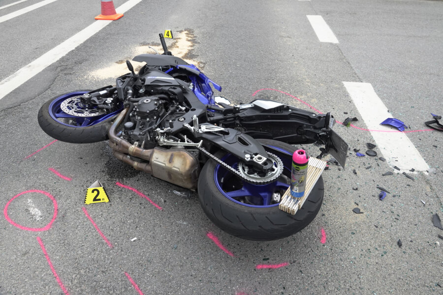 Zwei Schwerverletzte nach Zusammenstoß zwischen VW und Motorrad - 