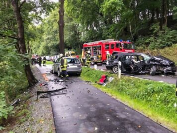 Zwei schwerverletzte Personen bei Unfall in Raschau-Makersbach - Ein BMW kollidierte mit einem Subaru frontal auf der S 271 bei Raschau.
