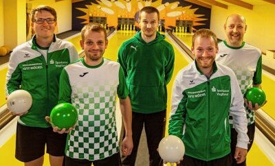 Zwei Spiele innerhalb von 20 Stunden - Das Team der SG Grün Weiß Mehltheuer: (von links) Andy Spranger, Thomas Großer, Alexander Kelz, Stefan Großer und Lutz Möckel.