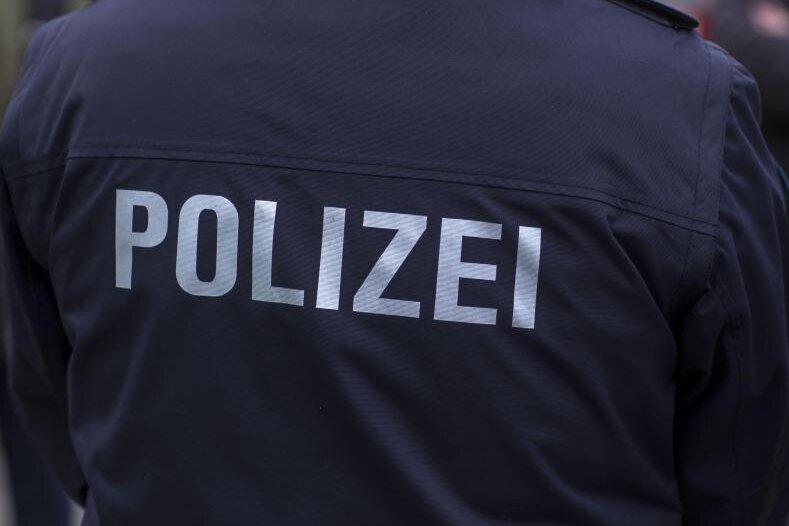            «Polizei» steht auf der Uniform eines Polizisten.