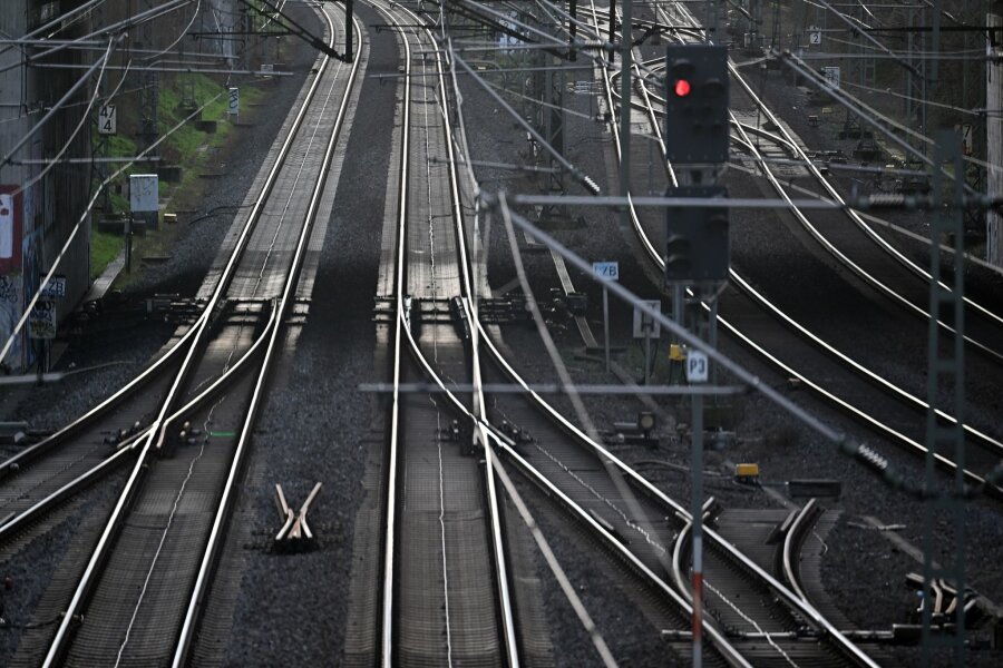 Zwei Täter nach Kabeldiebstahl am Bochumer Hbf festgenommen - Kabeldiebe haben den Zugverkehr in Teilen des Ruhrgebiets und im Norden Nordrhein-Westfalens über Stunden lahmgelegt.