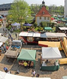 Zwei Tage buntes Treiben im Schlosshof - Zahlreiche Händler gestalten den Korbmacher- und Pflanzenmarkt mit. 