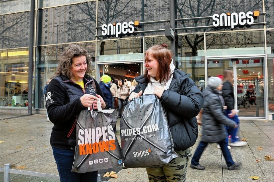 Zwei Tage vor Weihnachten: Laden öffnet in der Chemnitzer City - Mit vollen Einkaufstüten haben Katrin Fensky und ihre Tochter Anna den neuen "Snipes"-Laden in der City verlassen. Die Streetwear-Kette eröffnete am Donnerstag ihr erstes Geschäft in Chemnitz.