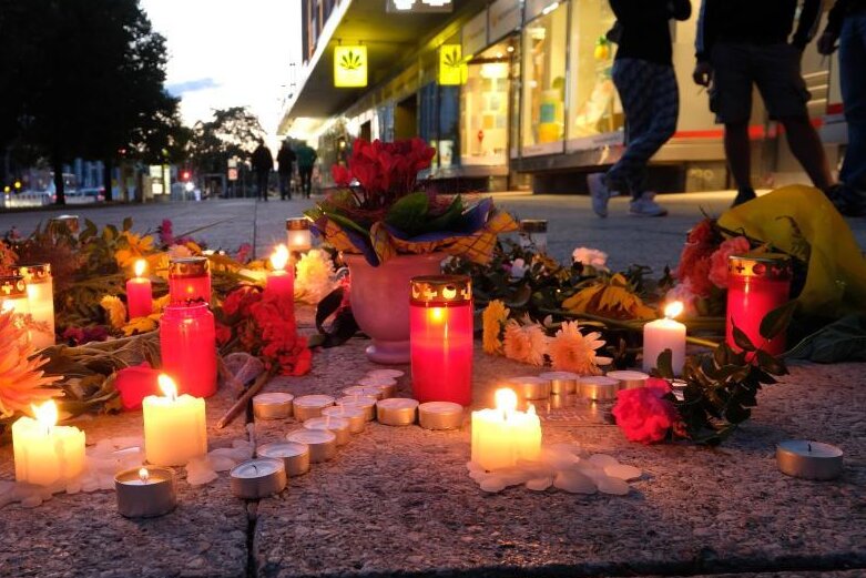 Blumen und Kerzen liegen auf einem Weg in der Chemnitzer Innenstadt. Hier kam am Sonntag ein Mensch ums Leben.     Blumen und Kerzen liegen auf einem Weg in der Chemnitzer Innenstadt. Hier kam am Sonntag ein Mensch ums Leben.