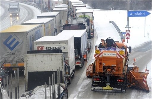 Zwei Tote auf A 9 in Thüringen - Mit teils kräftigen Schneefällen hat das Tief Jennifer in Deutschland vielerorts für Unfälle und Sperrungen von Autobahnen gesorgt. Das Foto zeigt ein Räumfahrzeug auf der Autobahn 14 in Richtung Dresden unweit des Autobahnkreuzes Nossen.