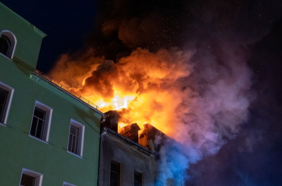 Zwei Tote bei Hausbrand in Reichenbach - Das Feuer drohte auf ein angrenzendes Gebäude überzugreifen. Die Feuerwehr konnte das verhindern, Anwohner des Nachbargebäudes brachten sich rechtzeitig in Sicherheit. 