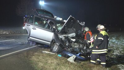 Zwei Tote bei Unfällen in Wernsdorf und Niederstriegis - Rettungskräfte der Feuerwehr mussten die eingeklemmten Insassen aus den verunglückten Fahrzeugen befreien.
