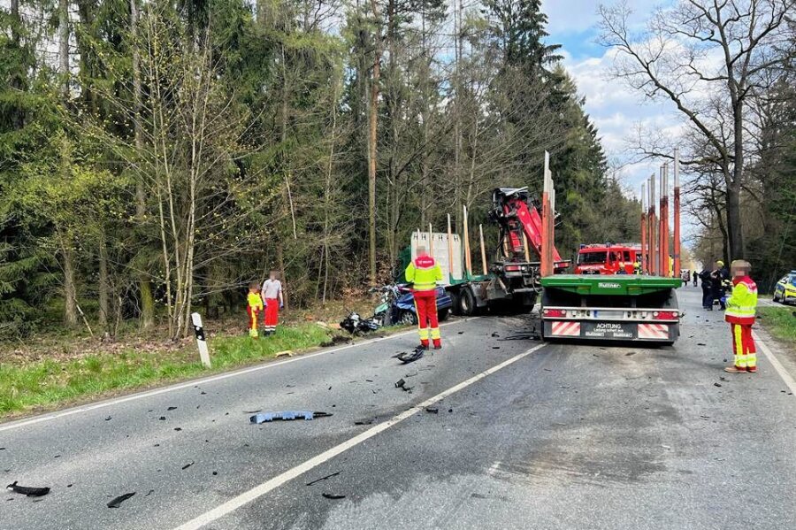 Zwei Tote bei Verkehrsunfall auf der B 282 nahe Mehltheuer im Vogtland - Bei einem schweren Unfall vor Mehltheuer starben am Donnerstag zwei Menschen.