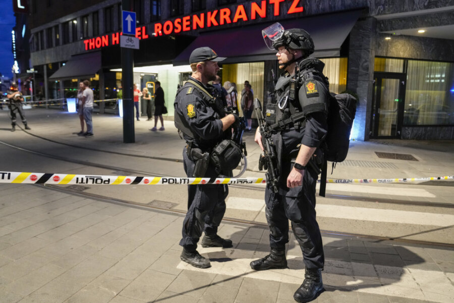 Polizisten bewachen den Tatort vor einem Nachtclub in der norwegischen Hauptstadt Oslo. In der Nacht zum Sonntag wurden gegen 1.15 Uhr vor dem Londoner Pub im Zentrum von Oslo mehrere Schüsse abgefeuert. Nach Angaben der Polizei werden mehrere Personen verletzt.