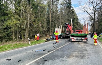 Zwei Tote nach schwerem Unfall auf der B 283 nahe Mehltheuer - Bei einem schweren Unfall vor Mehltheuer starben am Donnerstag zwei Menschen. 