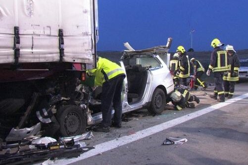 Zwei Tote und viele Verletzte bei Unfällen am Wochenende - Ein 19-Jähriger starb am Sonntagmorgen auf der A72 nahe Zwickau bei einem schweren Auffahrunfall.