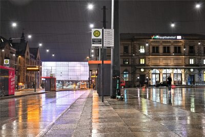 Zwei Unbekannte attackieren am Chemnitzer Hauptbahnhof einen 69-Jährigen - Im Bereich einer Bushaltestelle an der Bahnhofstraße wurde ein 69-Jähriger von Unbekannten angegriffen.