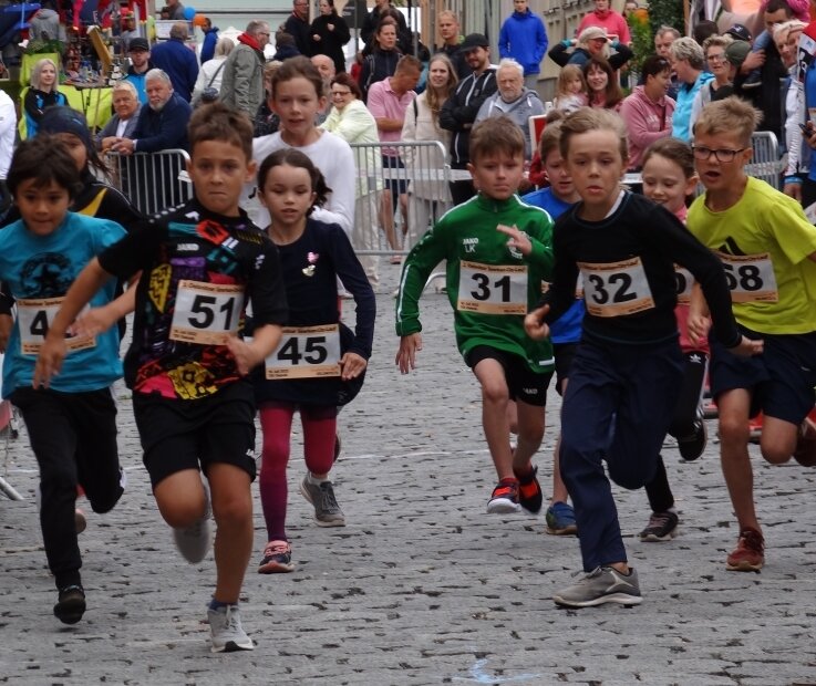 Zwei- und Vierbeiner haben Spaß - Besonders viele junge Oelsnitzer beteiligten sich am dritten Citylauf. Im Foto der Start der Altersklasse U 10.