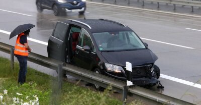 Zwei Unfälle auf der Autobahn 4 - Unfall auf der A 4 bei Glauchau: Ursache war Aquaplaning.