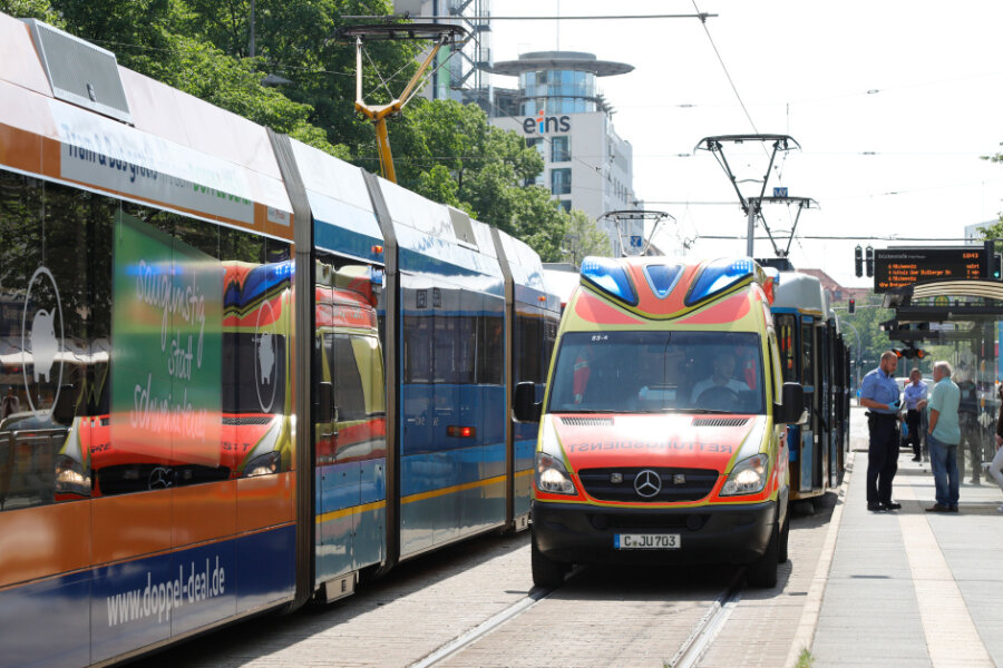 Zwei Unfälle mit Fußgängern an Straßenbahnhaltestelle - Fast zeitgleich erfassen zwei Trams am Dienstag zwei Personen an derselben Haltestelle in Chemnitz.