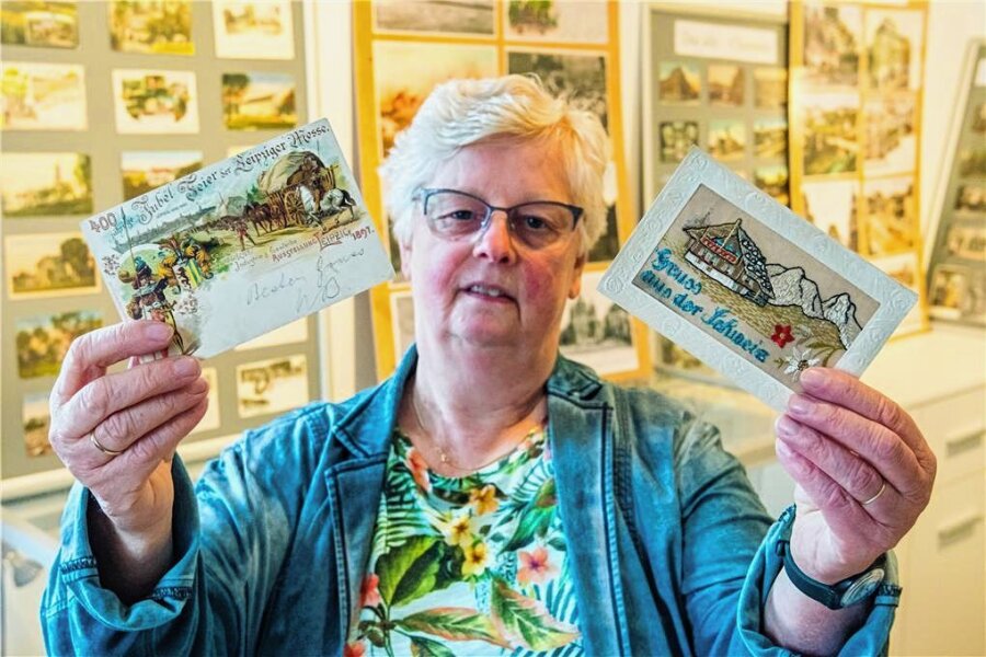 Zwei Vereine aus dem Erzgebirge laden zu Ausflug in die Historie der Postkarte ein - Steffi Weibrecht zeigt eine Steindruckpostkarte der Leipziger Messe 1897 (l.) sowie eine gestickte Grußkarte.