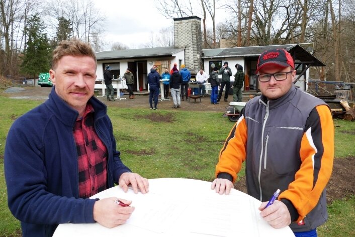 Zwei Vereine bündeln an Zschopaus Skihang ihre Kräfte - Für die Skibaude (hinten) haben Toni Fabian (links), der Vorsitzende des Shred-Erz-Vereins, und Patrick Frohs vom SV Nordisch/Alpine Zschopau einen gemeinsamen Pachtvertrag unterschrieben. 