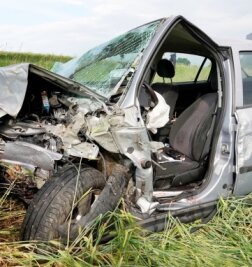Zwei Verkehrstote in der Region - Das verformte Fahrzeug weist darauf hin, wie groß die Wucht des Aufpralls bei einem Unfall in Chursdorf gewesen ist. Der Fahrer starb am Unglücksort.