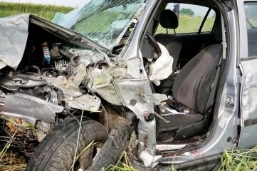 Zwei Verkehrstote in der Region - Das verformte Fahrzeug weist darauf hin, wie groß die Wucht des Aufpralls bei einem Unfall in Chursdorf gewesen ist. Der Fahrer starb am Unglücksort.