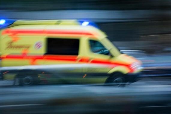 Ein 31-jähriger Lkw-Fahrer und sein 34 Jahre alter Beifahrer sind bei einem Unfall am Dienstag auf der Autobahn 72 bei Treuen verletzt worden.