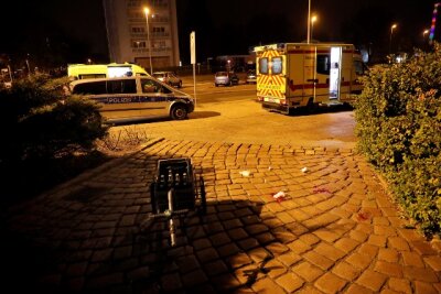 Zwei Verletzte bei Auseinandersetzung im Chemnitzer Stadtzentrum - Polizei und Rettungsdienst waren auf der Theaterstraße im Einsatz.