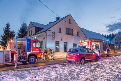 Zwei Verletzte bei Brand in Gasthof "Waldesruh" in Bärenstein - 
