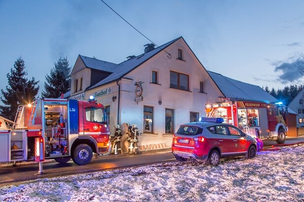 Zwei Verletzte bei Brand in Gasthof "Waldesruh" in Bärenstein - 