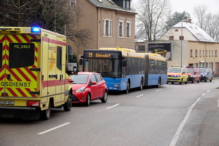 Zwei Verletzte bei Bus-Unfall auf der Frankenberger Straße - 