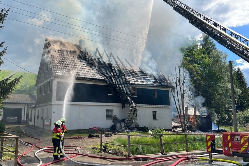 Zwei Verletzte bei Hausbrand in Lichtenau - In einem Wohnhaus in Lichtenau ist es am Donnerstagnachmittag zu einem Brand gekommen.