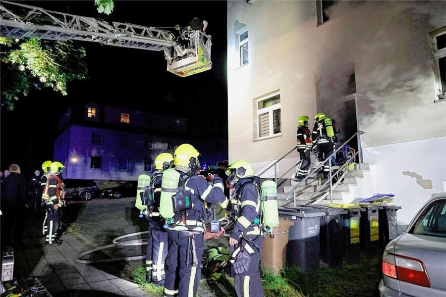 Zwei Verletzte bei Kellerbrand in Chemnitz - Gegen 23 Uhr rückte die Feuerwehr zu dem Brand an der Krügerstraße aus. Zum Einsaz kam auch die Drehleiter. 
