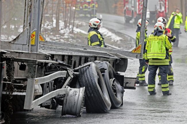 Zwei LKW-Fahrer wurden bei einem Unfall auf der S255 verletzt. Der Autobahnzubringer war voll gesperrt.