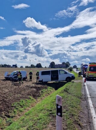 Zwei Verletzte bei Überschlag - Der Unfall ereignete sich nahe dem ehemaligen Gasthof "Zur Linde" auf der Straße zwischen Erlau und Rochlitz. 