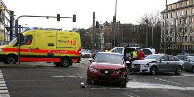 Zwei Verletzte bei Unfall an Zwickauer Straße - Rettungswagen touchiert - 