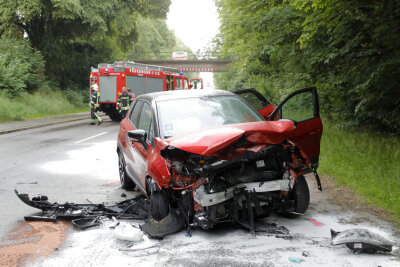 Zwei Verletzte bei Unfall auf B 173 in Mittelbach - Bei dem Unfall wurden die Renault-Fahrerin und die Skoda-Fahrerin schwer verletzt.