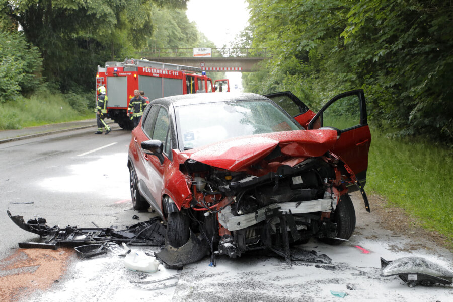 Bei dem Unfall wurden die Renault-Fahrerin und die Skoda-Fahrerin schwer verletzt.